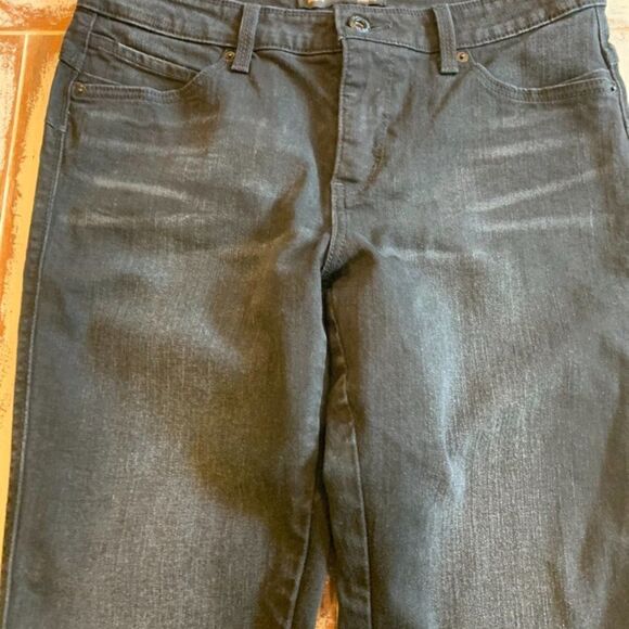 Levi's Skinney Leg Size 10. 30x32 - Picture 2 of 8